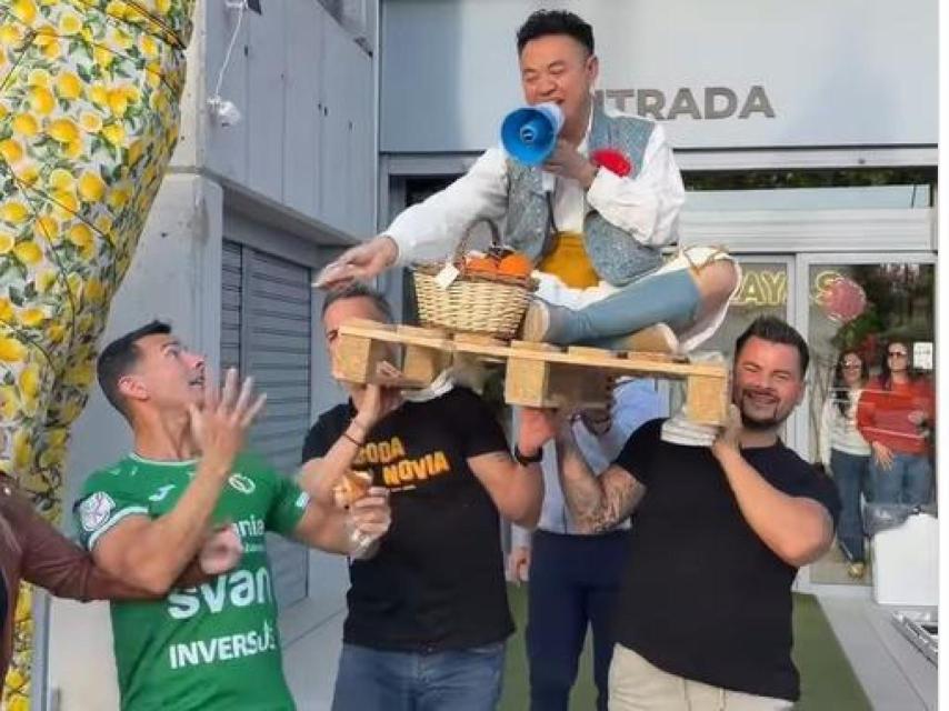 Jin Ye, el dueño de Hiper Atalayas, 'procesionando', junto a Isidoro Baides 'El Cuñao de TikTok'.