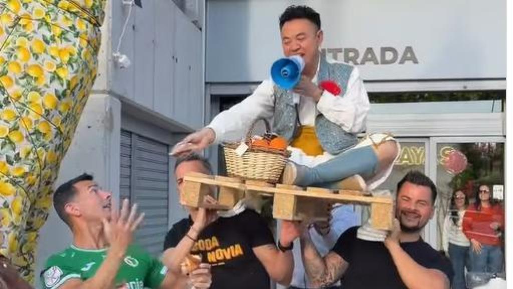 Jin Ye, el dueño de Hiper Atalayas, 'procesionando', junto a Isidoro Baides 'El Cuñao de TikTok'.
