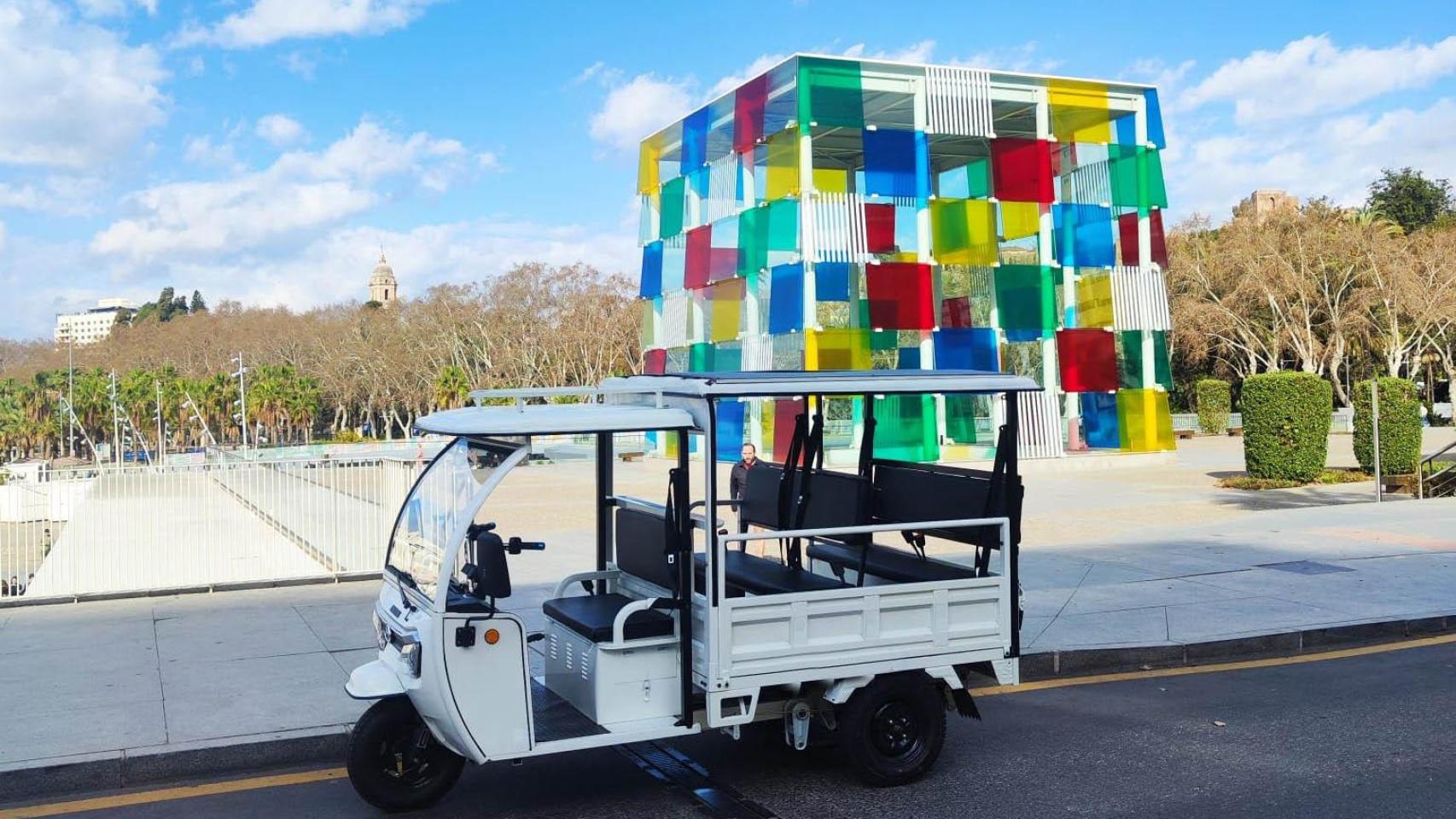 Imagen de un 'tuk-tuk' junto al Centro Pompidou de Málaga.