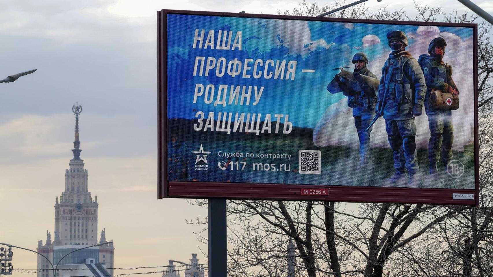 Un cartel en Moscú publicitando el alistamiento para luchar en la guerra de Ucrania.