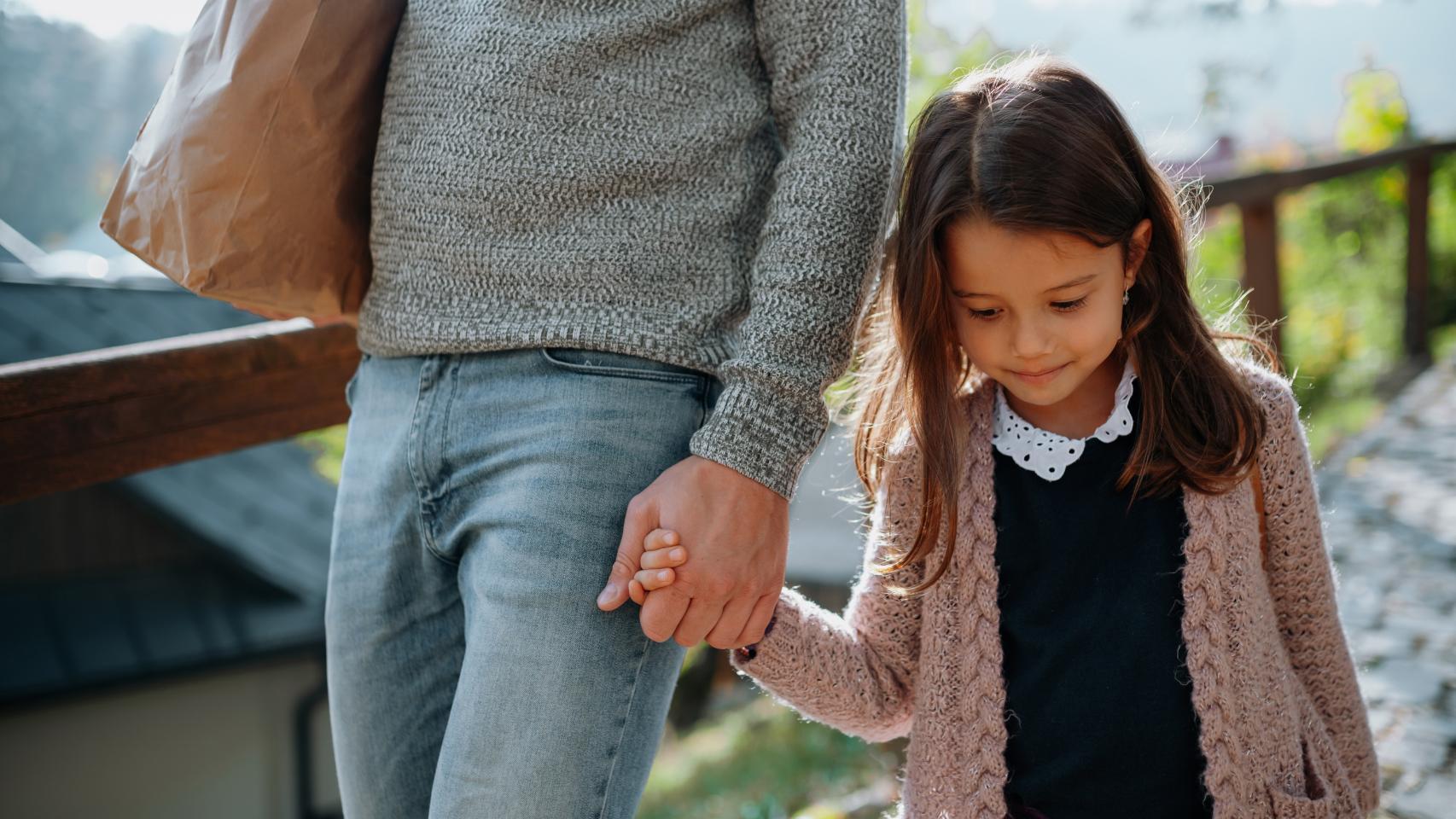 Una niña acompañada de su padre.