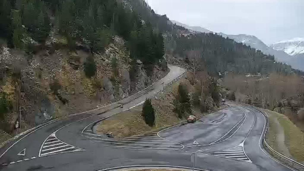 Imagen de la carretera de acceso a Cerler este Jueves Santo