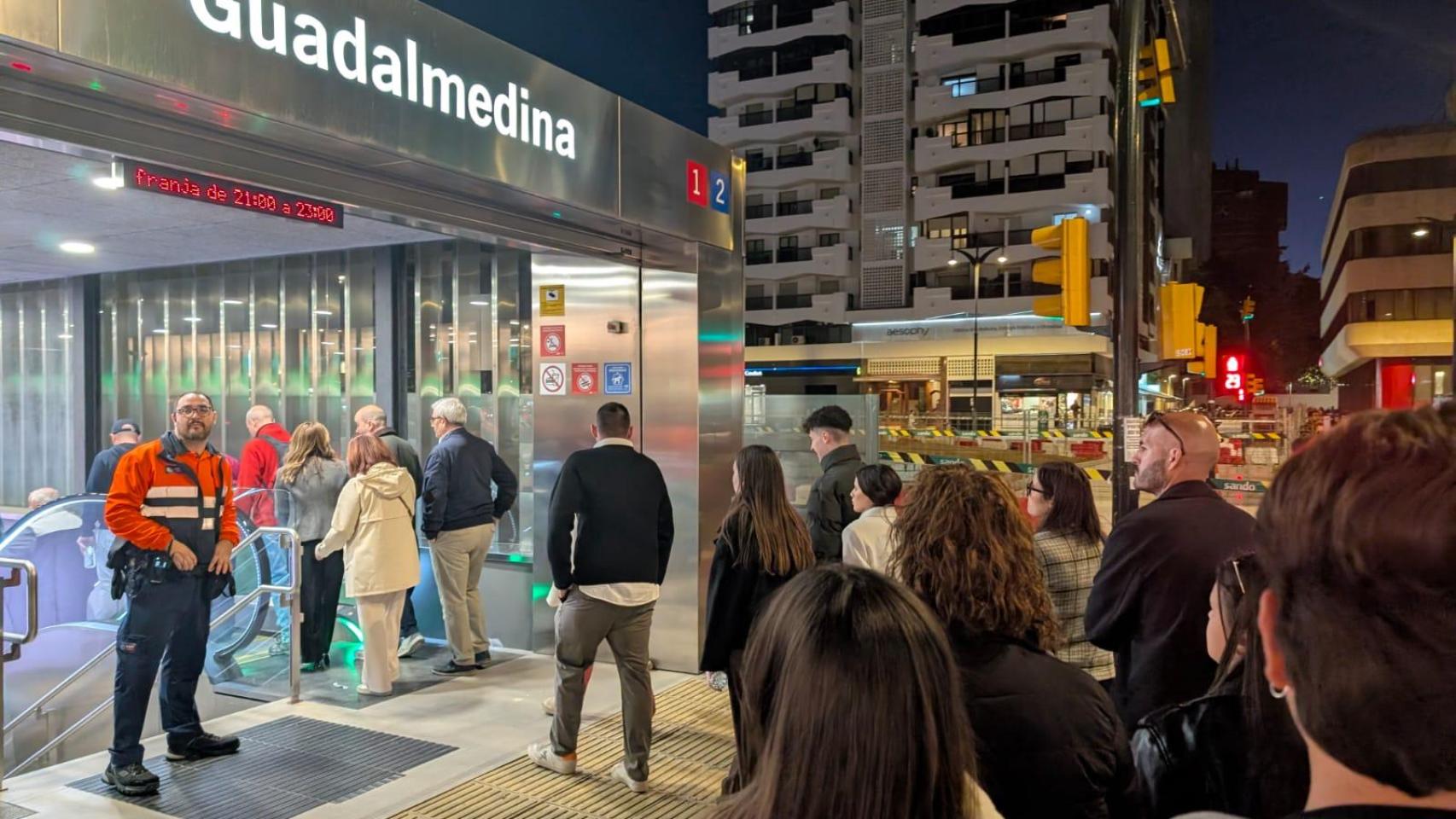 Colas para entrar al metro esta Semana Santa 2026.