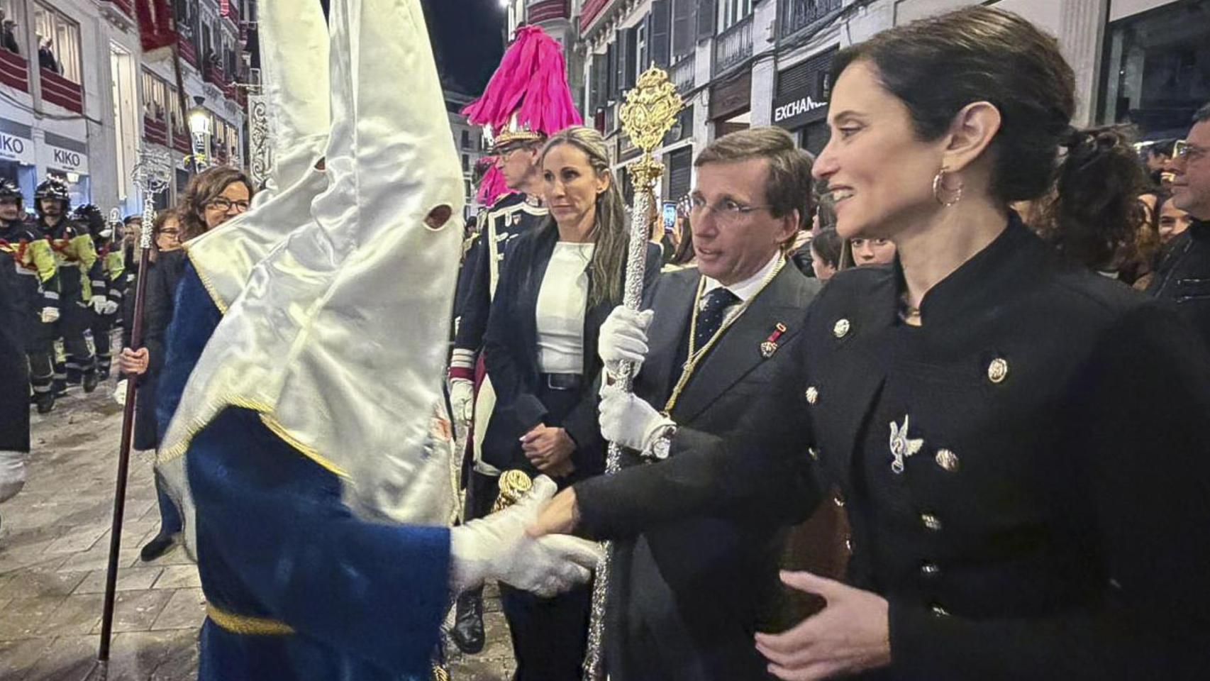 La presidenta de la Comunidad de Madrid, Isabel Díaz Ayuso (d), y el alcalde de Madrid, José Luis Martínez Almeida (2d), asisten en Málaga a la procesión de la Cofradía de la Paloma.