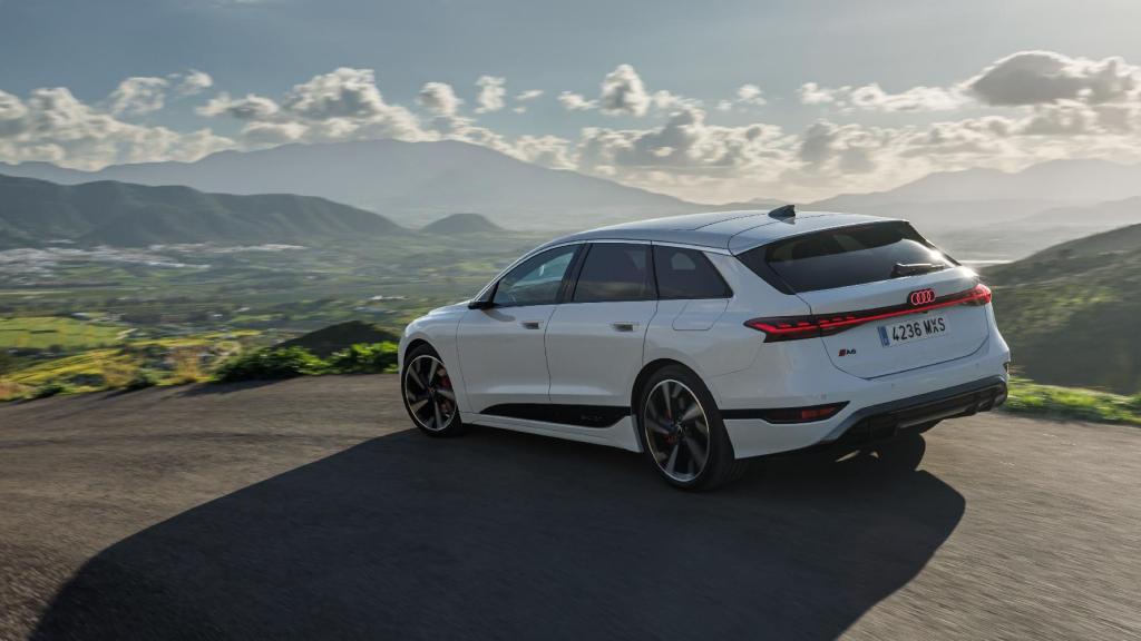 Vista tres cuartos trasera Audi A6 Avant e-tron.