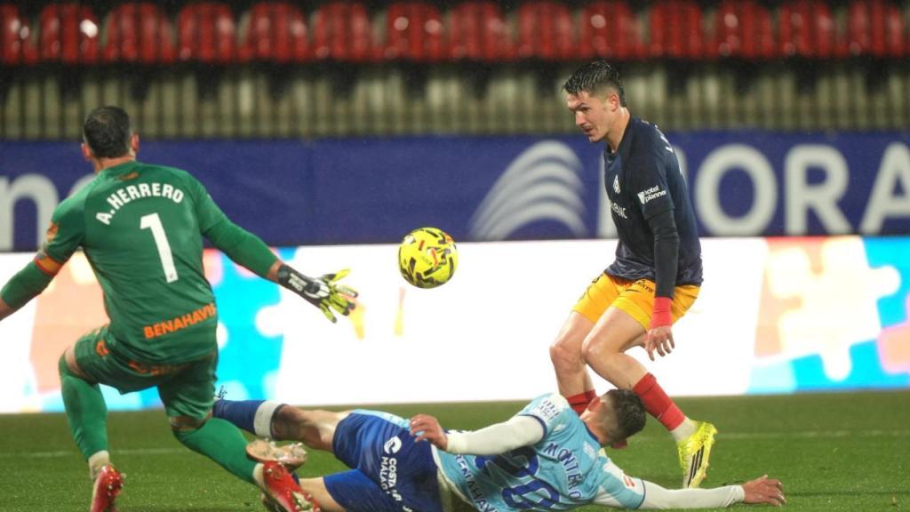 Un momento del partido entre Málaga y Andorra