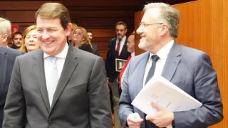 Del abrazo pionero al pulso por el poder: la pugna entre PP y Vox por las Cortes que Mañueco quiere recuperar 7 años después