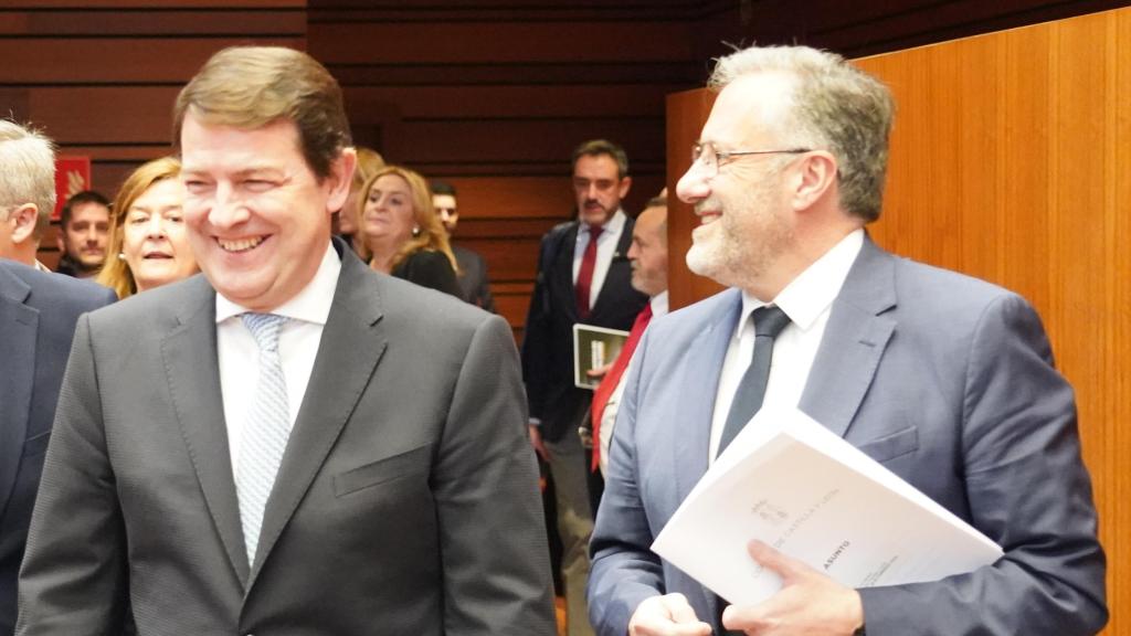 El presidente de la Junta, Alfonso Fernández Mañueco, y el presidente de las Cortes, Carlos Pollán, durante un pleno de la Cámara