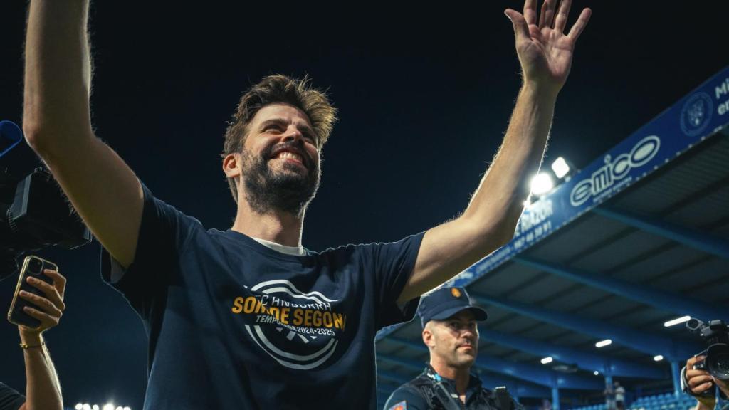 Gerard Piqué, celebrando a pie de campo el último ascenso del FC Andorra