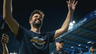 Gerard Piqué, celebrando a pie de campo el último ascenso del FC Andorra
