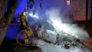 Un coche queda calcinado por completo en Oleiros (A Coruña) tras un incendio