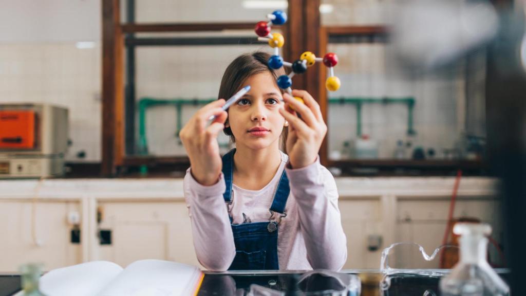 Una niña en clase de química.