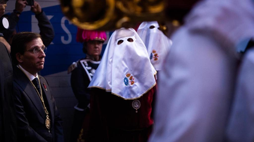 Almeida en la procesión de Málaga.