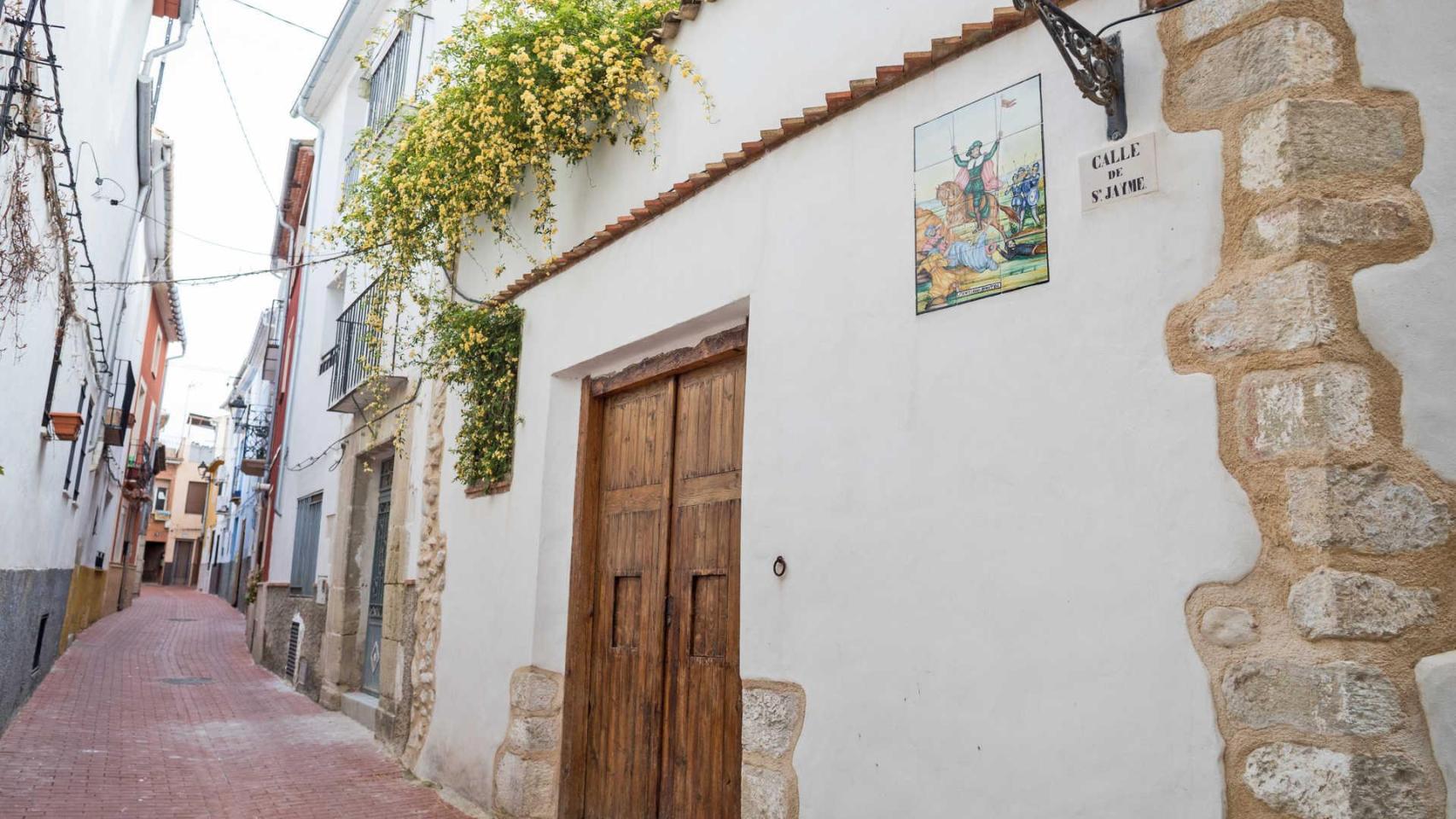 Una calle del municipio de Benilloba.