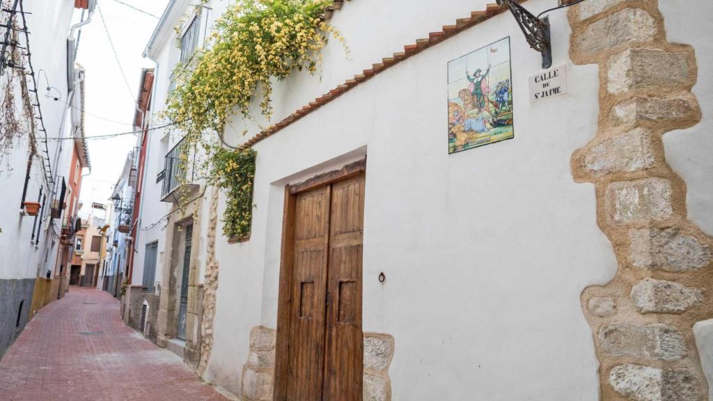 Una calle del municipio de Benilloba.