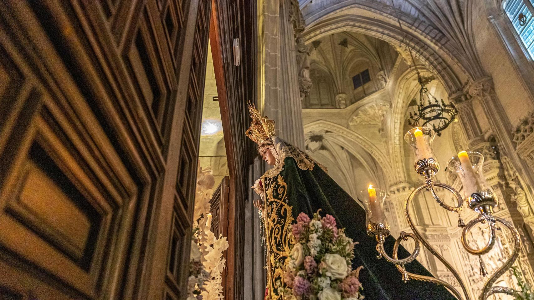 Paso de la María Santísima de la Esperanza en su Soledad en Toledo.