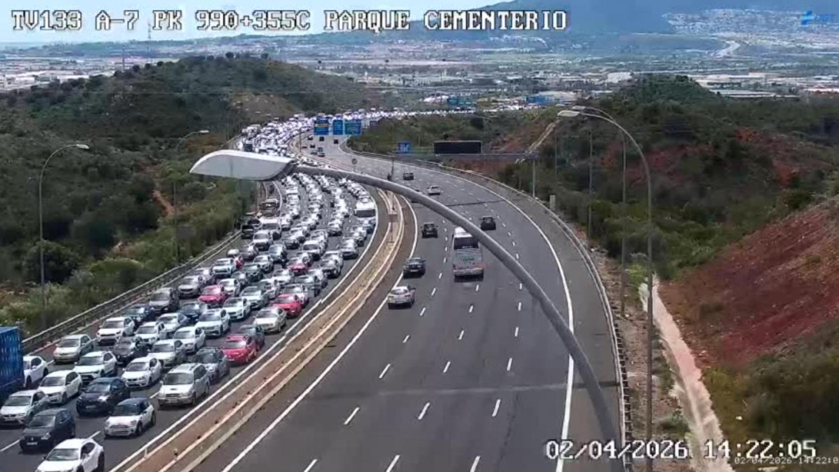 Imagen del atasco en la hiperronda de Málaga tras el accidente de un camión.