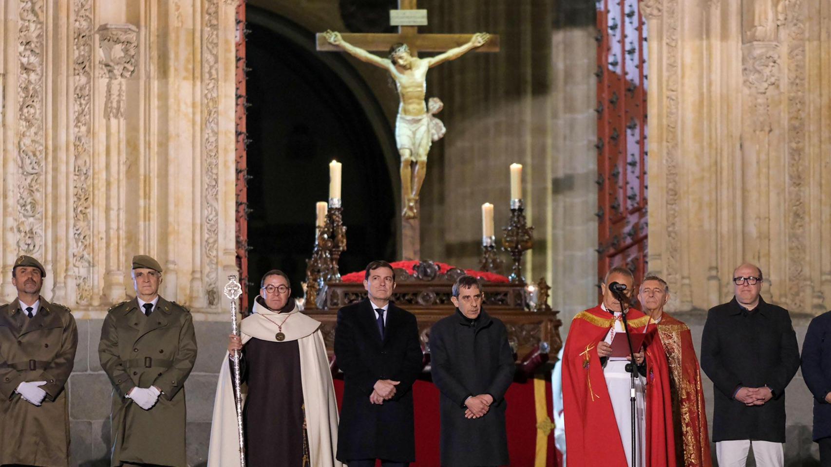 Mañueco, en la salida del Cristo Yacente en Salamanca: El silencio y la luz crean un escenario único