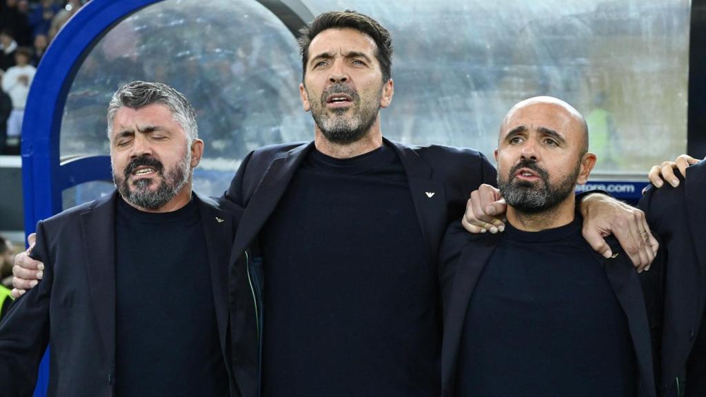 Gennaro Gattuso, Gianluigi Buffon y Luigi Riccio antes de uno de los partidos de los clasificatorios para el Mundial de 2026