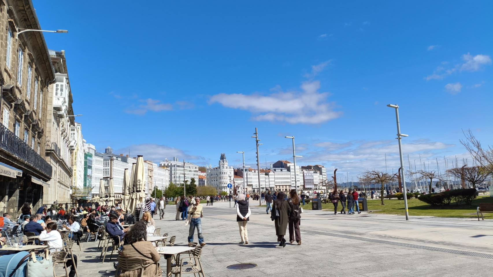 A Coruña se echa a la calle este Jueves Santo: el buen tiempo llena paseos y terrazas