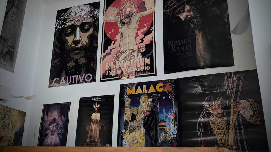 Una imagen de carteles en las paredes.