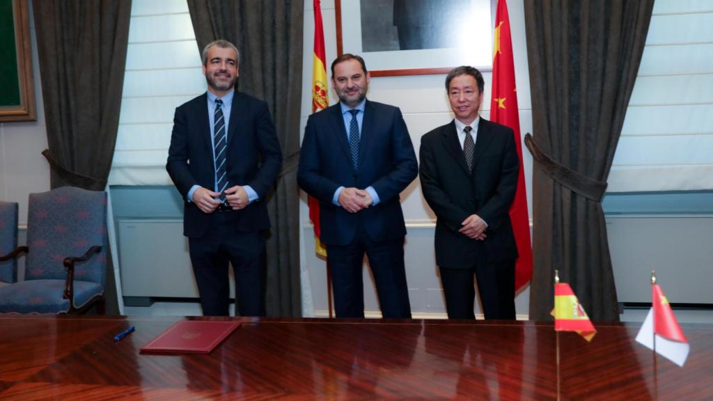 Maurici Lucena firma en 2019 un acuerdo con la plataforma china Ctrip bajo la mirada del entonces ministro de Fomento, José Luis Ábalos, en una escena que anticipa la estrategia de internacionalización de la compañía: abrir el negocio aeroportuario español al flujo turístico global y reforzar su conexión con mercados clave como el asiático.