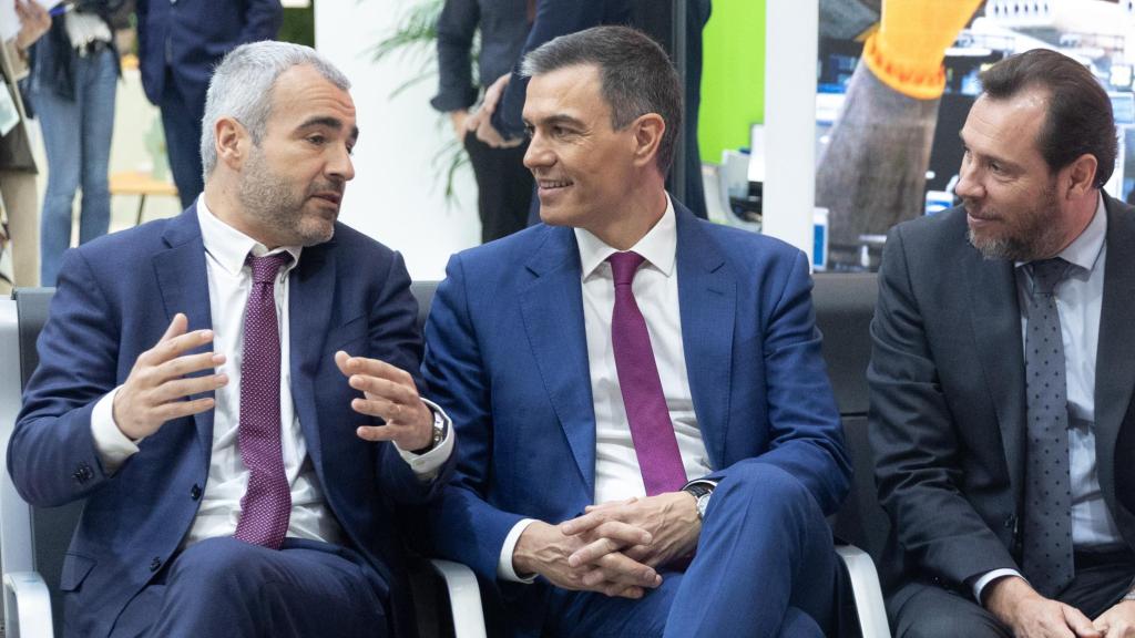 Maurici Lucena conversa con Pedro Sánchez durante Fitur 2024, en una imagen que refleja la cercanía política entre ambos —forjada en los años más difíciles del liderazgo del presidente— y que ayuda a explicar su llegada al frente de la compañía, junto al ministro Óscar Puente, en pleno escaparate del sector turístico.