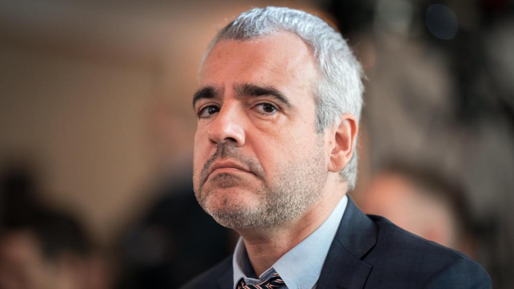 Maurici Lucena, durante su intervención en un foro económico en Madrid en 2025, en una imagen que refleja el gesto serio y el tono combativo con el que ha consolidado su perfil público al frente de la compañía: entre cifras, expansión internacional y una creciente exposición en los grandes debates económicos.