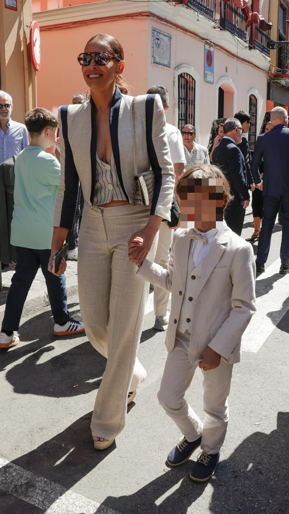 El look de Eva González en la Semana Santa.