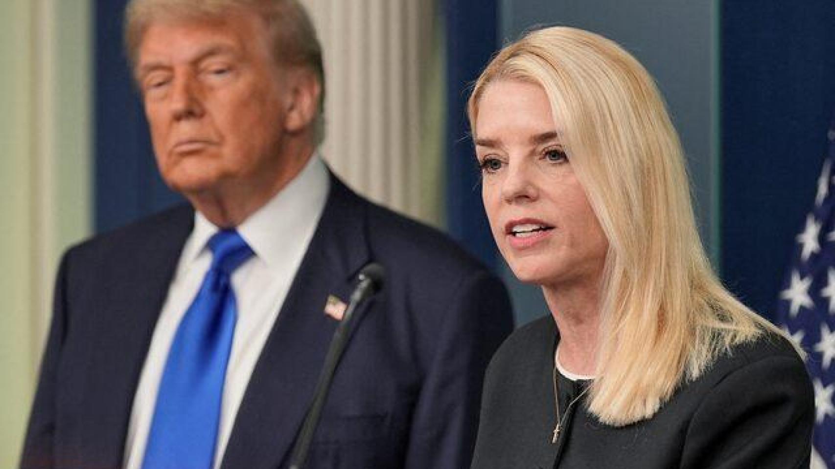 El presidente estadounidense, Donald Trump, y la hasta ahora fiscal general, Pam Bondi.