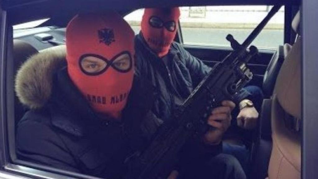 Miembros de la mafia albanesa en un coche en una foto de archivo