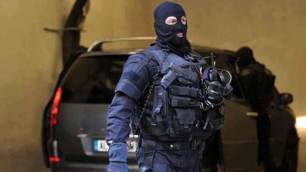 Policía de equipos especiales de Albania en una operación policial en 2021