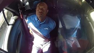 Tiger Woods, en el coche de la policía tras su detención tras volcar su vehículo