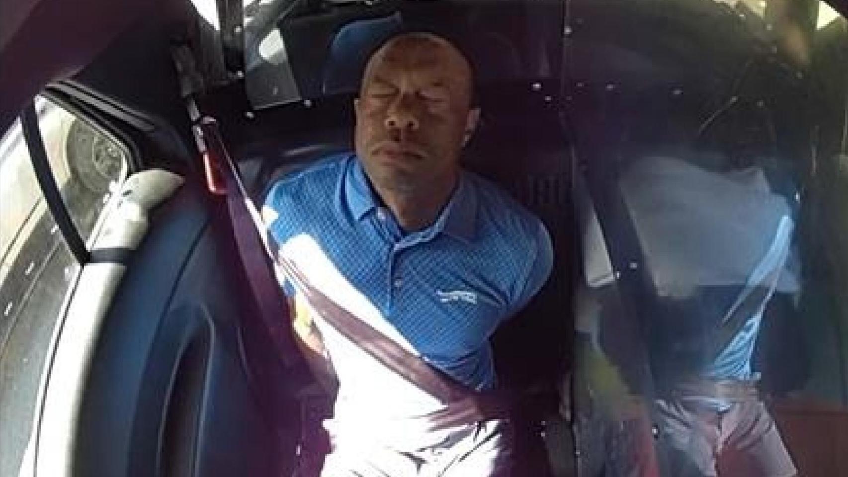 Tiger Woods, aturdido y sudoroso tras su accidente de coche: sale a la luz el vídeo policial de su detención