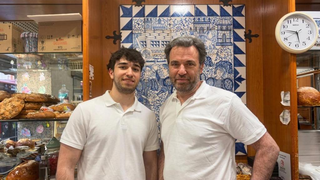 Juan Miguel y Daniel Martínez, padre e hijo panaderos. EE