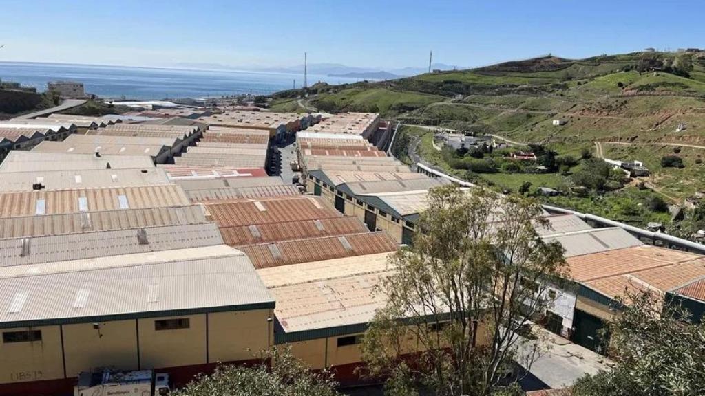 Vista panorámica del Polígono del Tarajal, en Ceuta, junto a la frontera con Marruecos, donde se detectó una estructura subterránea que habría sido utilizada para el tráfico de drogas.