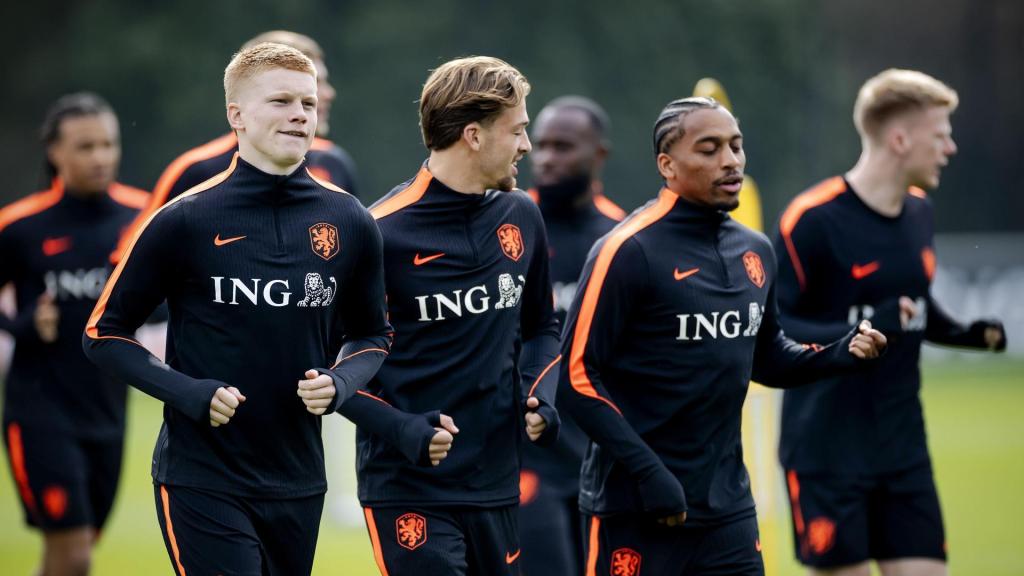 Kees Smit, izquierda, entrena con la selección de Holanda