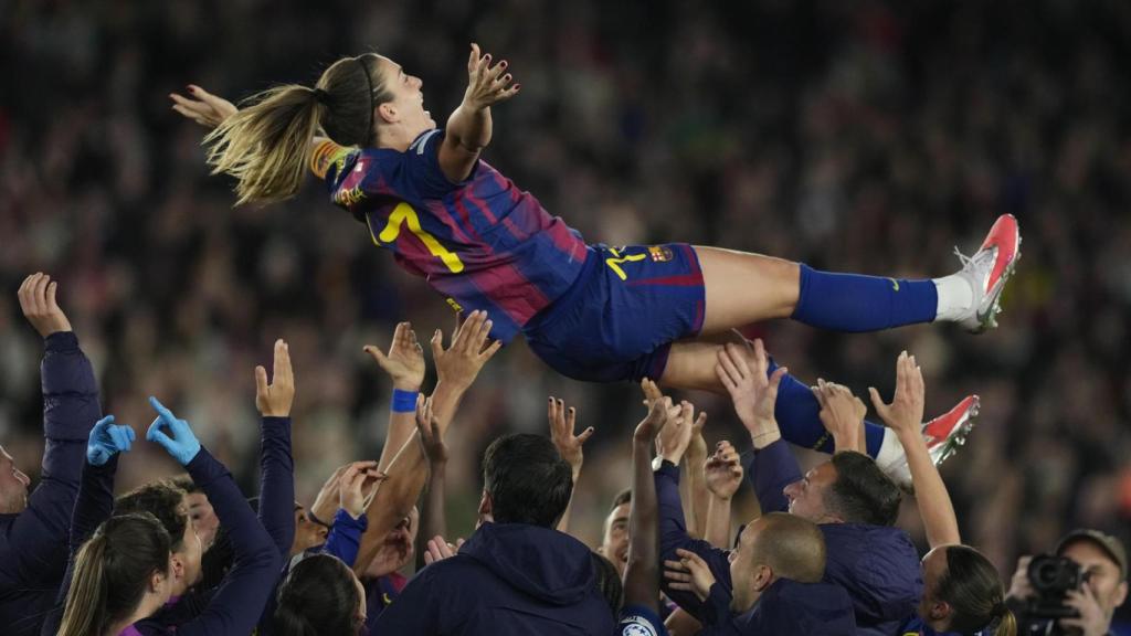 Alexia Putellas, manteada por sus compañeras tras cumplir 500 partidos con el Barça