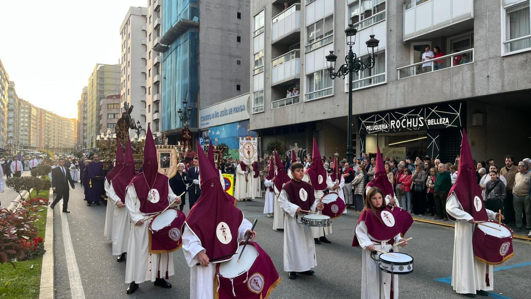 Vigo vive con fervor el Jueves Santo: una multitudinaria procesión recorre el centro de la ciudad