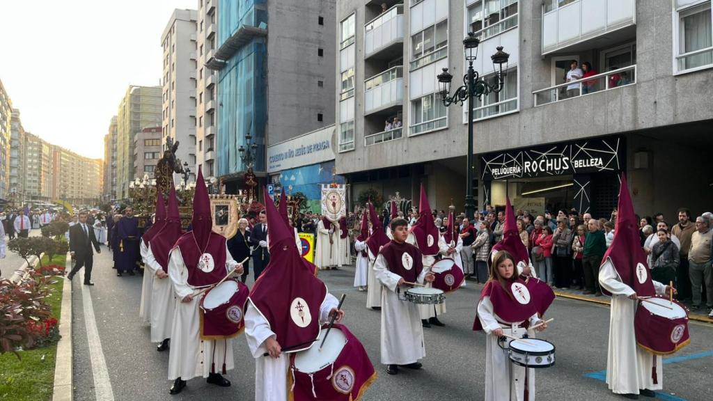Vigo vive con fervor el Jueves Santo: una multitudinaria procesión recorre el centro de la ciudad