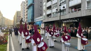 Vigo vive con fervor el Jueves Santo: una multitudinaria procesión recorre el centro de la ciudad