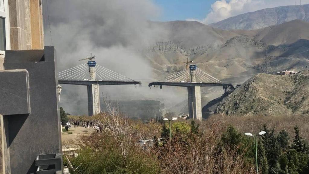 Imagen de la destrucción parcial del puente que une Teherán y Karaj tras un ataque de EEUU e Israel.