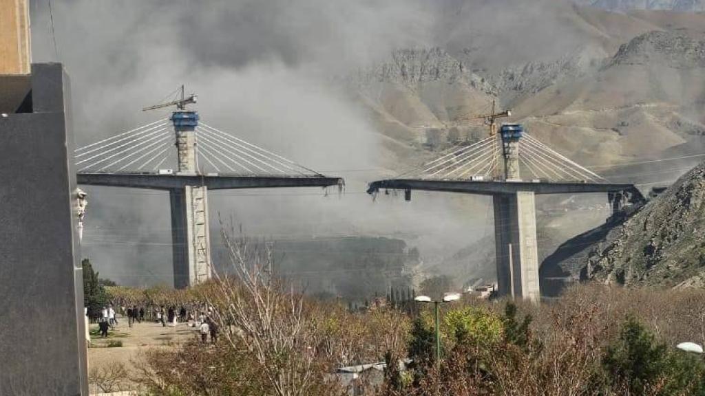 Imagen de la destrucción parcial del puente que une Teherán y Karaj tras un ataque de EEUU e Israel.