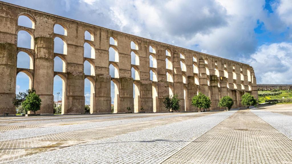 El Acueducto de Amoreira en la localidad de Elvas en Alentejo, Portugal.
