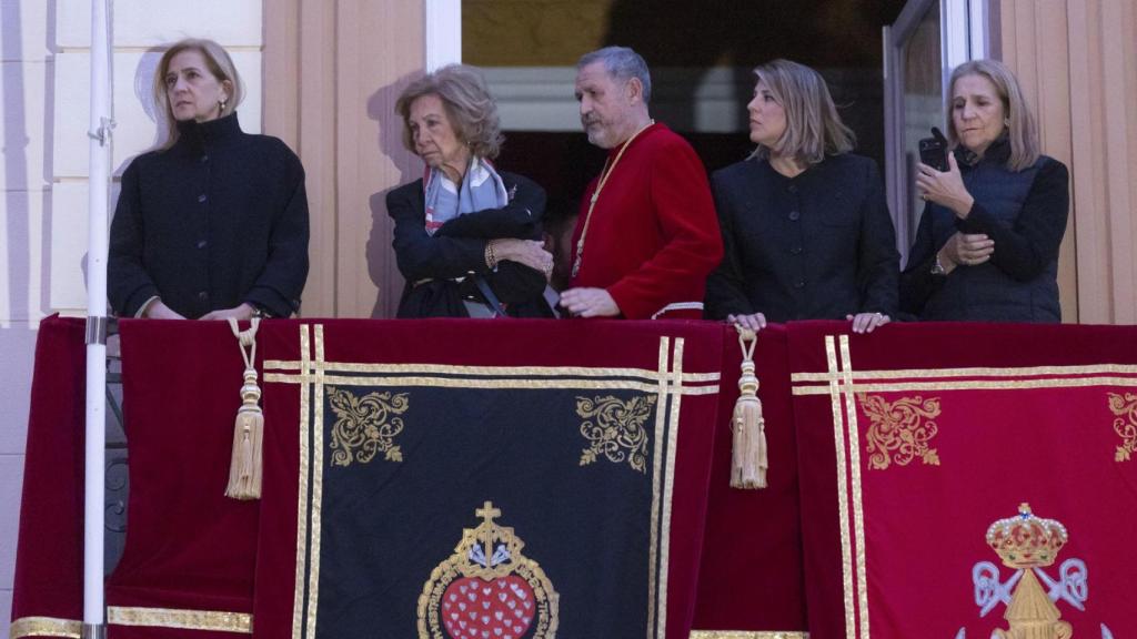 La reina Sofía (2i), acompañada por las infantas Cristina (i) y Elena (d), la alcaldesa de Cartagena Noelia Arroyo (2d), este Jueves Santo durante la procesión del Silencio y del Cristo de los Mineros de Cartagena, de la cofradía de los Californios