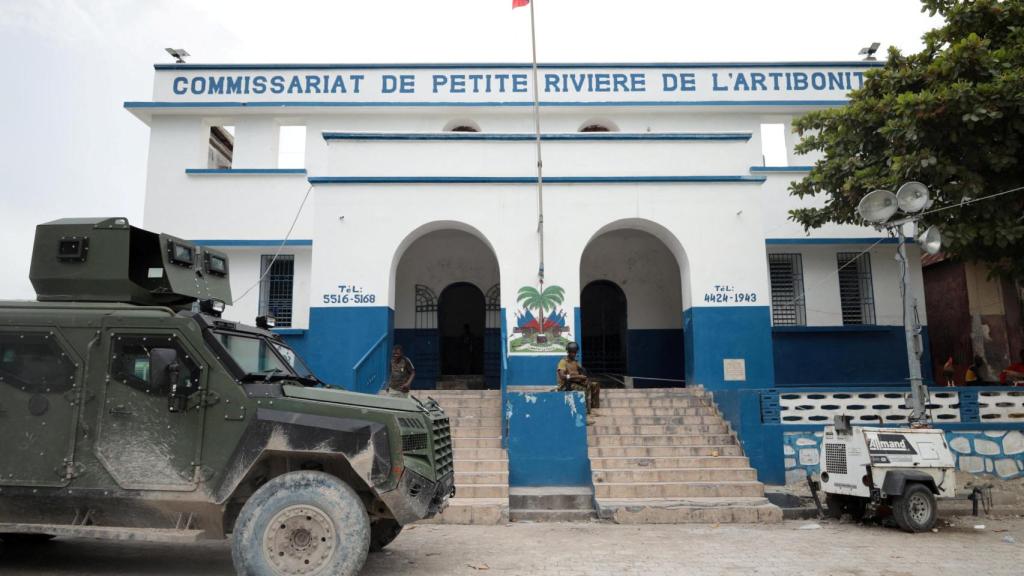 Un vehículo policial estacionado frente a una comisaría en el departamento de Artibonite, en el centro de Haití, 29 de agosto de 2025.