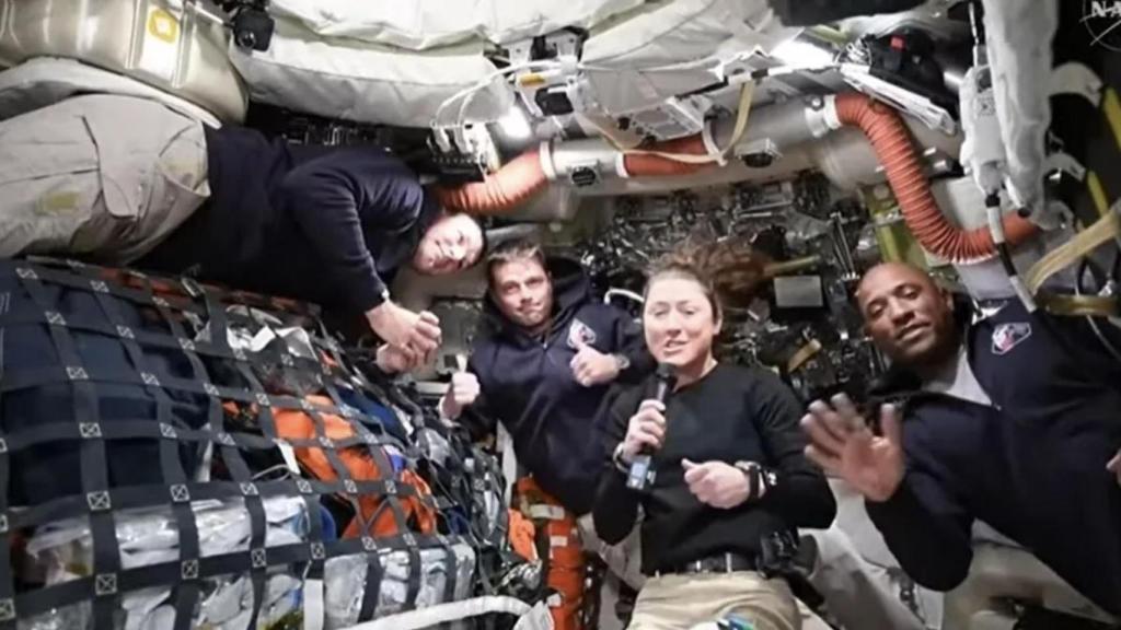 Los astronautas de la misión Artemis II en la cápsula.