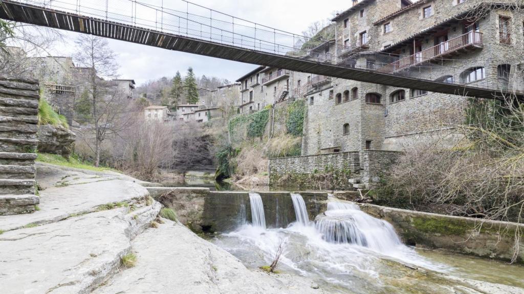 El pueblo medieval catalán al que entrar por un puente colgante.