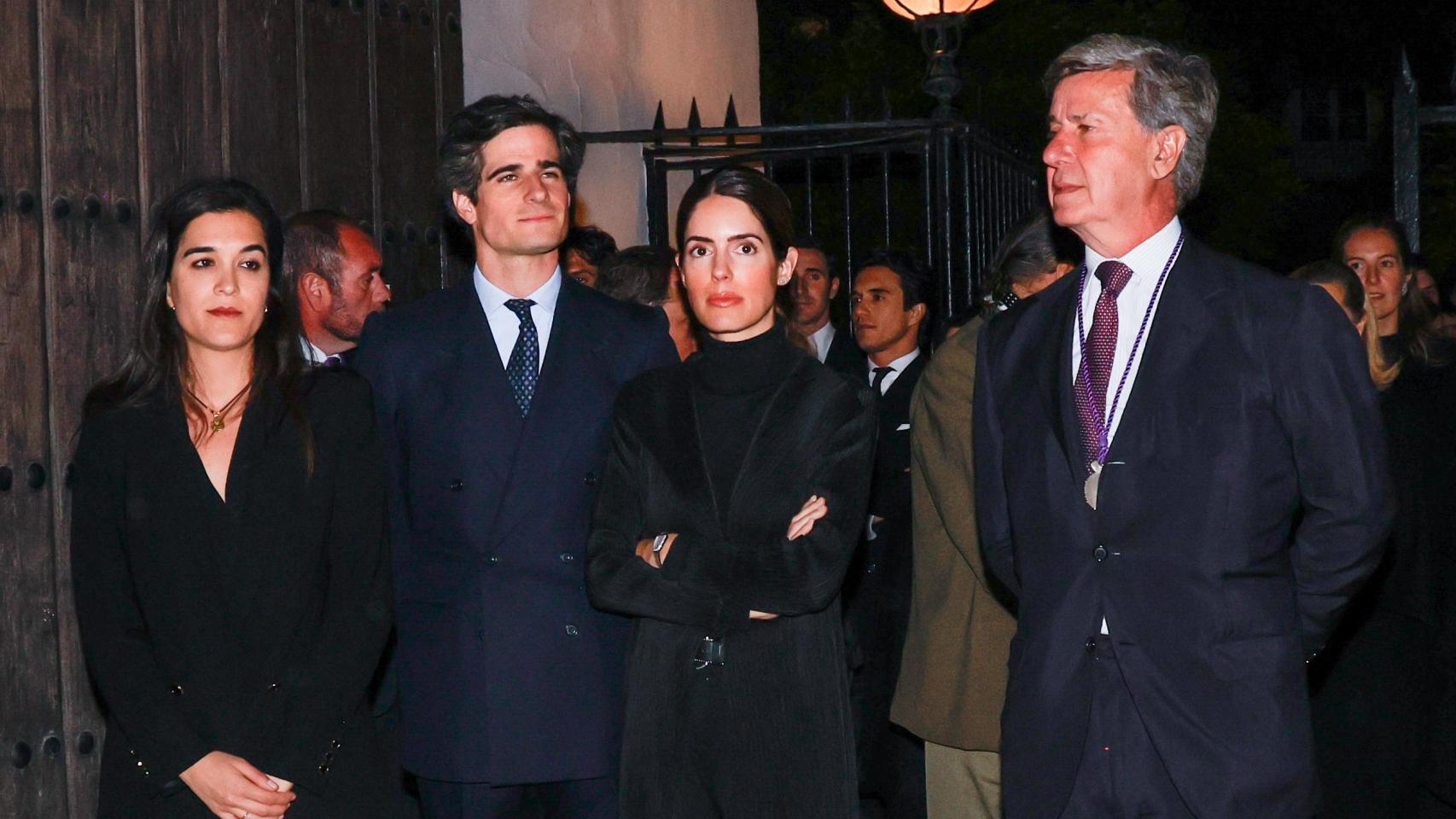 Cayetano Martínez de Irujo, su mujer, Bárbara, y los duques de Huéscar, este pasado Jueves Santo.