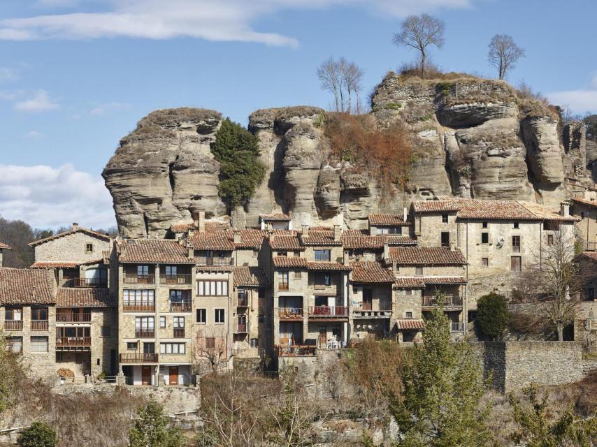 El pueblo de Rupit i Pruit, colgado sobre un risco.